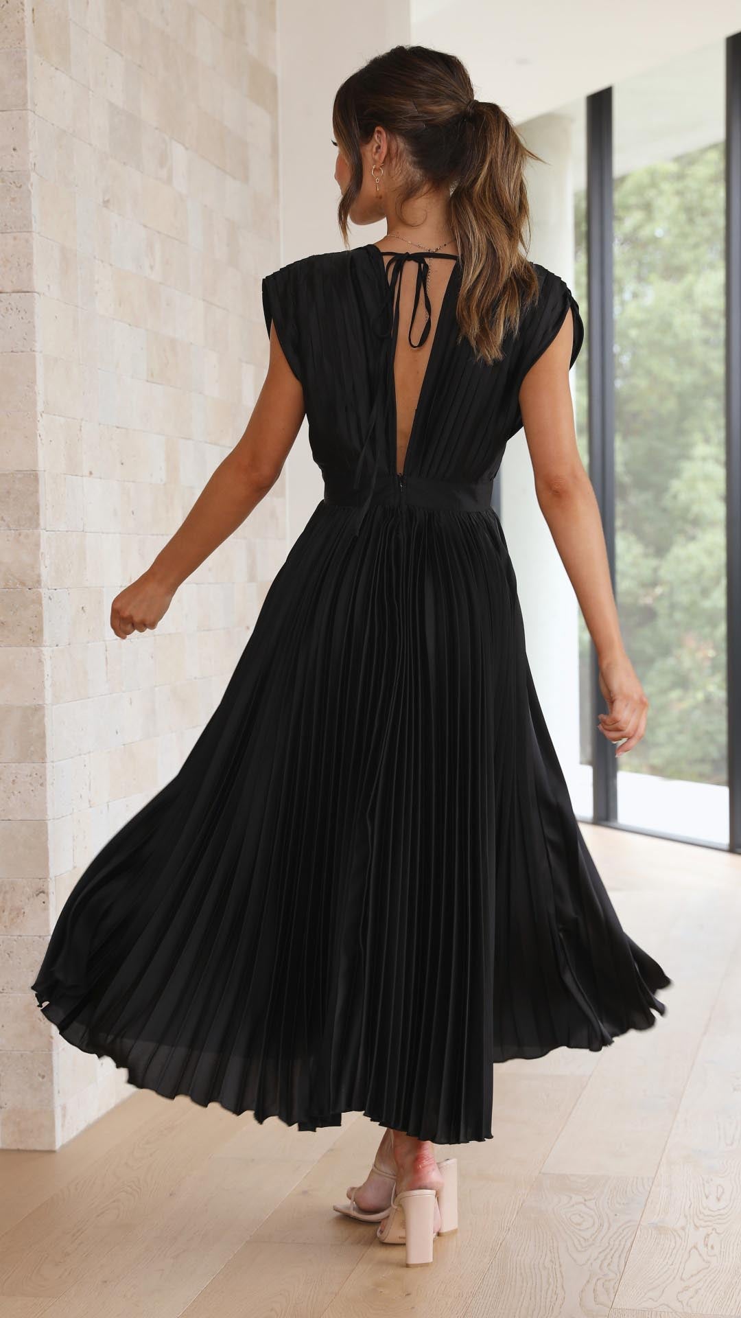 Women's Pleated V-Neck Tie Waist Maxi Dress